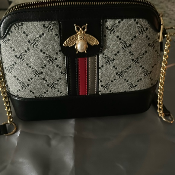 Handbags - Bee bag very cute purse🐝